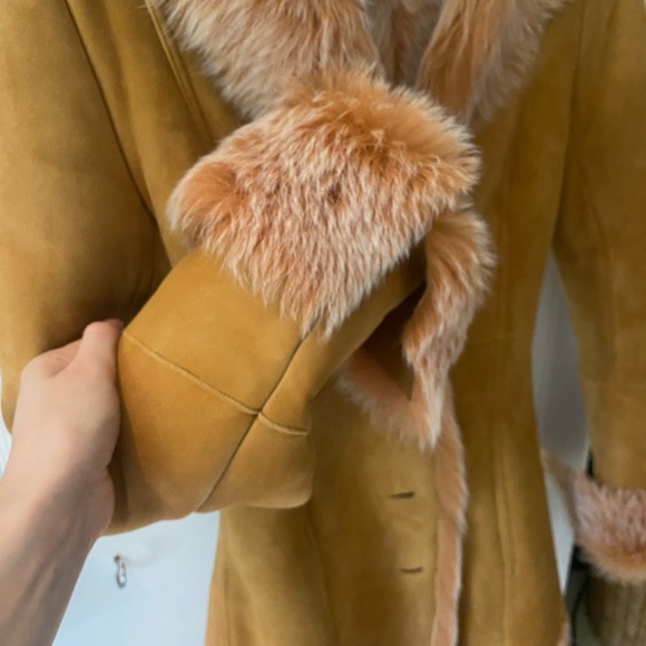 Women's Sheepskin Coat - Picture 8 of 14